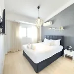 Wealthystays Duplex In The Heart Of 아파트