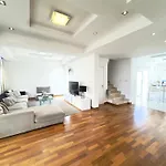 Wealthystays Duplex In The Heart Of 아파트 *