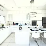 아파트 Wealthystays Duplex In The Heart Of 니코시아